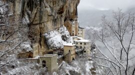 Santuario della Madonna della Corona innevato