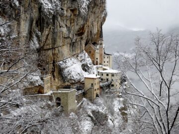 Santuario della Madonna della Corona innevato